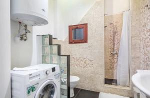 ein Badezimmer mit einer Waschmaschine und einem WC in der Unterkunft Buda Royal Castle 2 Double Beds Private Apartment in Budapest