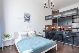 1 Schlafzimmer mit einem Bett und einer Küche in der Unterkunft Buda Royal Castle 2 Double Beds Private Apartment in Budapest