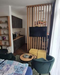 ein Wohnzimmer mit einem Bett, einem Tisch und Stühlen in der Unterkunft Studio Djurdja in Divčibare