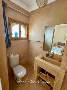 Ένα μπάνιο στο Riad Chic privatisé en médina , Spa & Charme Marocain