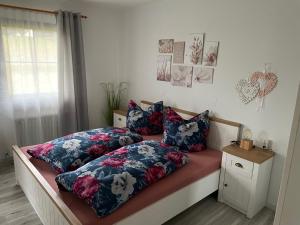 um quarto com uma cama com duas almofadas em Lechbruck am See Feriendorf Hochbergle Haus 95 em Lechbruck