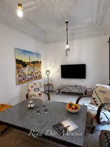 Μια τηλεόραση ή/και κέντρο ψυχαγωγίας στο Riad Chic privatisé en médina , Spa & Charme Marocain