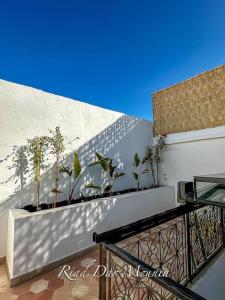Μπαλκόνι ή βεράντα στο Riad Chic privatisé en médina , Spa & Charme Marocain +24 φωτογραφίες