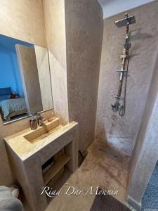 bagno con lavandino e doccia con specchio di Riad Chic en Médina, Spa & Charme Marocain a Marrakech