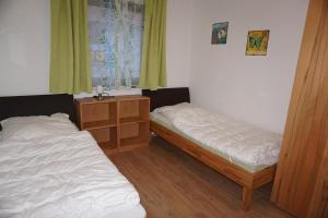 1 dormitorio con 2 camas y ventana en Lechbruck am See Feriendorf Hochbergle Haus 23, en Lechbruck