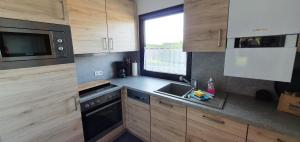 Kuchyň nebo kuchyňský kout v ubytování Lechbruck am See Feriendorf Hochbergle Haus 60