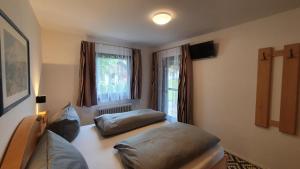 Postel nebo postele na pokoji v ubytování Lechbruck am See Feriendorf Hochbergle Haus 60