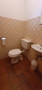 ein Badezimmer mit Toilette und Waschbecken in der Unterkunft Lechbruck am See Feriendorf Hochbergle Haus 85 in Lechbruck