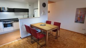 Kuchyň nebo kuchyňský kout v ubytování Lechbruck am See Zentral nahe Bootshafen Apartment Wellmann