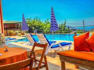 um pátio com cadeiras e uma piscina em Apart Villa Asoa em Kalkan