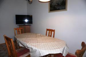a dining room with a table and a tv at Bei München Ferienwohnung in Dachau "Burgmair" in Dachau