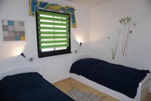 a bedroom with a bed and a window at Lechbruck am See Feriendorf Hochbergle Haus 142 - Lechseeblick in Lechbruck