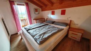 Lechbruck am See Feriendorf Via Claudia Haus 65 Casa Bavaria في ليتشبروك: غرفة نوم بها سرير كبير في الغرفة