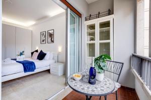 a bedroom with a bed and a table at DIDAVI' Guest House in Rome