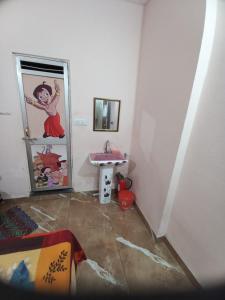 y baño con lavabo y espejo. en Swastik home, en Ujjain