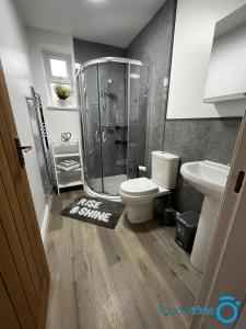 y baño con ducha, aseo y lavamanos. en Beautiful Bungalow for solo and couple travellers en Sheldon