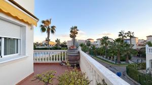 een balkon met uitzicht op een straat en palmbomen bij Caroline del Mar - Nudist Naturist in Vera