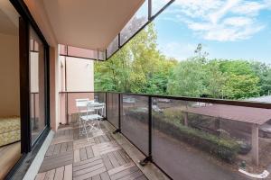 d'un balcon avec vue sur une table et un banc. dans l'établissement T2 dans résidence, Terrasse privée et Parking, à Toulouse
