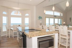 cocina y comedor con vistas al océano en Oceanfront Perfection - 5 Bedroom Private Paradise, en Ponte Vedra Beach