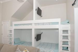 Litera blanca en habitación blanca en Oceanfront Perfection - 5 Bedroom Private Paradise, en Ponte Vedra Beach
