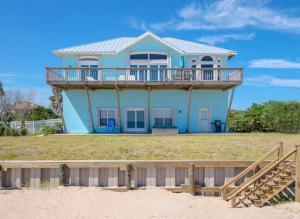 una casa con terraza en la playa en Oceanfront Perfection - 5 Bedroom Private Paradise, en Ponte Vedra Beach