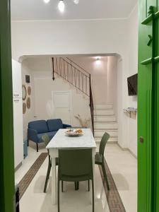 - un salon avec une table et un canapé bleu dans l'établissement Conte125, à Cinisi