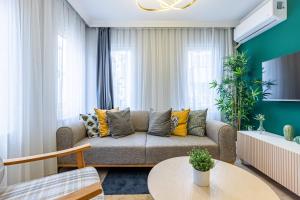 ein Wohnzimmer mit einem Sofa und einem Tisch in der Unterkunft Balat Apartments-Orange and Blue in Istanbul