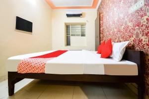 เตียงในห้องที่ Collection O Hotel Rajwada Palace