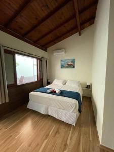 ein Schlafzimmer mit einem großen Bett in einem Zimmer in der Unterkunft Pousada Anjo da Guarda in Guarda do Embaú