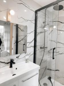 La salle de bains est pourvue d'une douche et d'un lavabo. dans l'établissement Suite familiale à Paris, à Ivry-sur-Seine