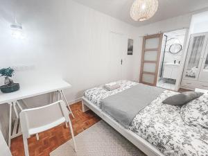 מיטה או מיטות בחדר ב-Suite familiale à Paris