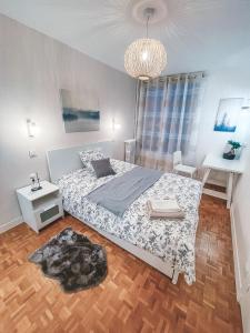 een slaapkamer met een bed en een kroonluchter bij Suite familiale à Paris in Ivry-sur-Seine