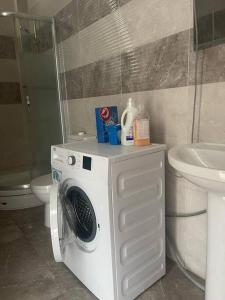 a bathroom with a washing machine and a sink at Spacieux F4 confort et modernité in Dakar