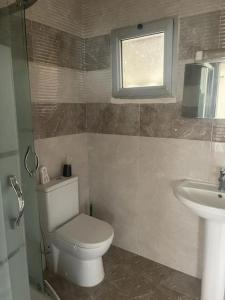 ein Bad mit einem WC und einem Waschbecken in der Unterkunft Spacieux F4 confort et modernité in Dakar