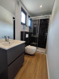 uma casa de banho com um WC, um lavatório e um chuveiro em Luxury Mobile Home Kasthouse Oleander em Mali Lošinj