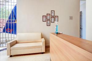 ラーンチーにあるSuper Hotel O Hotel Outlineの椅子とデスクが備わります。 +36枚の写真