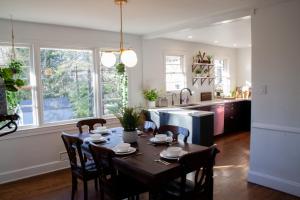 夏洛茨維爾的住宿－Beautiful Ranch Style Home - Minutes from Downtown CVille!，厨房里设有1间带桌椅的用餐室