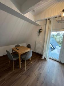 comedor con mesa de madera y sillas en Ostfriesenperle, en Aurich