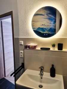 Koupelna v ubytování maremar - Design Maisonette Altstadt - 4 Pers - 57qm - Luxus Boxspringbett - Küche - Arbeitsplatz - privater Parkplatz