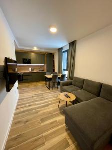 Ruang duduk di Sky Lux Apartments