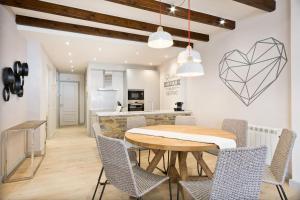 a kitchen and dining room with a table and chairs at Luderna - Apartamento con terraza Bonaigua B1 Joanchiquet in Baqueira-Beret