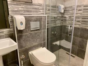 Koupelna v ubytování Gvar Apart Hotel