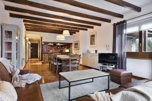 sala de estar con sofá y mesa en Luderna - Apartamento con terraza Bonaigua B2 Salient, en Baqueira Beret