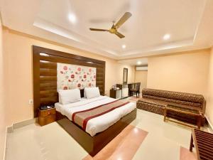 1 dormitorio con 1 cama y ventilador de techo en Hotel V-i sea view, puri private-beach-gym-spa fully-airconditioned-hotel lift-and-parking-facilities breakfast-included, en Puri