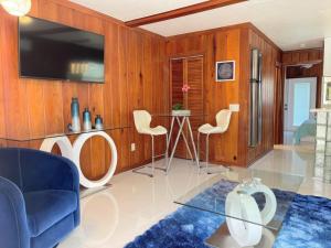 uma sala de estar com painéis de madeira e uma televisão em Nature View #3 em Fort Myers Beach