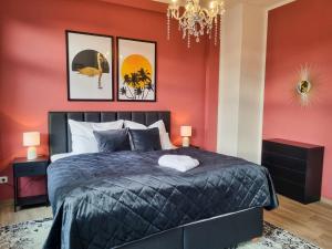 Postel nebo postele na pokoji v ubytování maremar - Design Maisonette Altstadt - 4 Pers - 57qm - Luxus Boxspringbett - Küche - Arbeitsplatz - privater Parkplatz