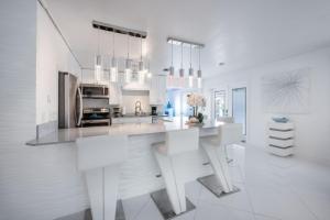 una cocina blanca con encimeras blancas y electrodomésticos blancos en Orchid Estate #2 en Naples