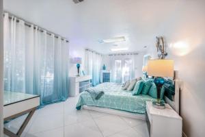 1 dormitorio con 1 cama y 1 mesa con lámpara en Orchid Estate #2 en Naples