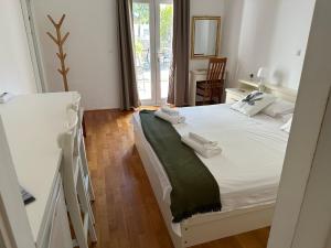 1 dormitorio con 1 cama con 2 toallas en Villa Hosta Apartments, en Hvar