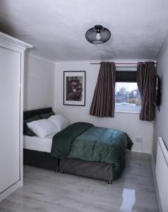 a bedroom with a bed and a window at Stunning 2-Bed Apartment in London in London